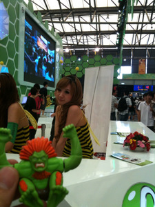 Ono-son with boothbabes 003